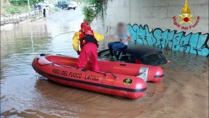 Latina, resta bloccato nel sottopassaggio allagato: salvato dai Vigili del Fuoco