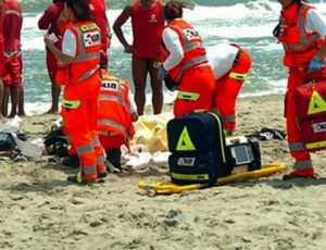 Tragedia a Torvajanica, papà accusa un malore mentre fa il bagno e muore davanti al figlio di 10 anni