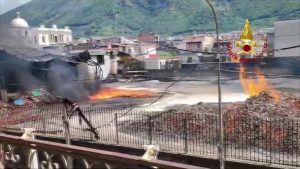 In fiamme uno stabilimento conserviero nel Napoletano