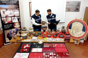 Scavi clandestini, a Caserta ingente sequestro di reperti archeologici