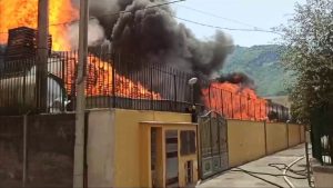 Fiamme in uno stabilimento conserviero nel Napoletano, attimi di paura