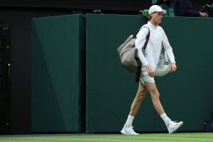 Sinner ai quarti a Wimbledon, Galan battuto in tre set