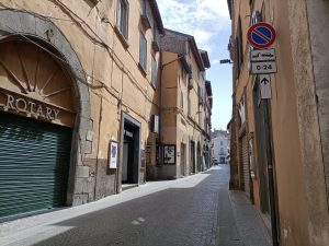 Viterbo deserta nella giornata più calda dell’estate