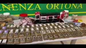 Droga e prodotti contraffatti, arrestato ventenne in Abruzzo