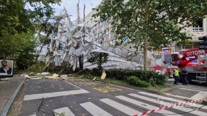 Maltempo Milano, immagini impressionanti del crollo di un’impalcatura