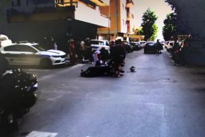Ladispoli, scontro auto-scooter in pieno centro: 16enne in codice rosso