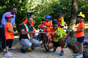 Taglio del nastro per la pista ciclablile del Lago di Vico