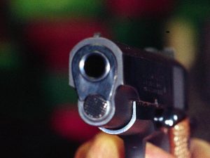 “Ti ammazzo”, a Gaeta 83enne punta la pistola contro il figlio: denunciato