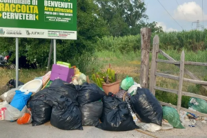 Cerveteri – «Follia presso l’isola ecologica», cancelli chiusi e rifiuti in strada