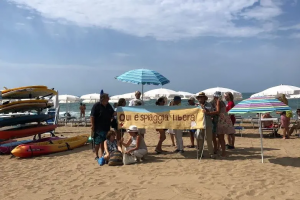 Santa Marinella – Spiagge libere sicure, anche Coalizione futuro al flash mob contro il “far west” balneare