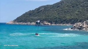 Elicottero in azione per spegnere l’incendio a Cala Pira in Sardegna