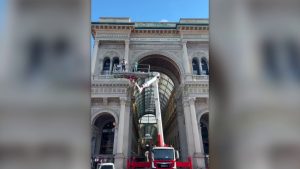 Avviata pulizia scritte sull’arco d’ingresso della Galleria di Milano