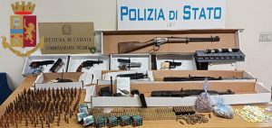 Scoperto a Catania arsenale con Kalashnikov, pistole, fucili e munizioni