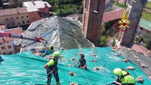 Maltempo, vigili del fuoco al lavoro sul tetto del Duomo a Mortegliano