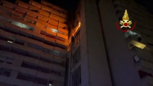 Napoli, incendio nella Vela Rossa di Scampia