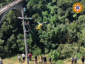 Blera: tenta il suicidio buttandosi dal ponte ma si salva grazie alla vegetazione