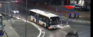 Panico nella notte a Cerveteri, sassaiola contro il bus: scoppia un vetro laterale