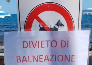 Minturno, sversamento fognario in  mare: il sindaco vieta la balneazione