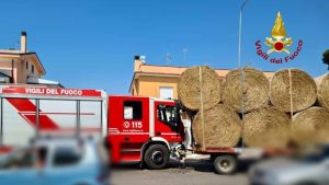 Latina, trattore perde rimorchio e danneggia camion dei Vigili del Fuoco in servizio