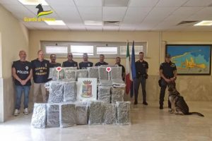 Civitavecchia, camionista greco sbarca da Barcellona con 113 chili di marijuana sul Tir