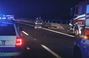 Scontro sull’A1 fra un tir e un bus migranti, 2 morti e 25 feriti