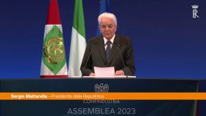 Mattarella “Salari troppo bassi provocano la fuga dei giovani”