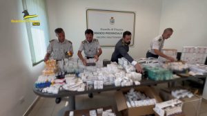 Farmaci dopanti destinati alle palestre, maxi sequestro a Napoli