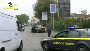 Tenta di corrompere dei finanzieri, denunciato automobilista straniero