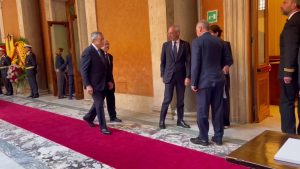 Napolitano, Draghi rende omaggio al feretro in Senato