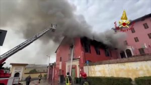 A fuoco una scuola di cucina nel torinese