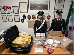 Gli trovano in casa 50 kg di droga già confezionata per la spedizione nei box postali: in manette quarantenne a Civita