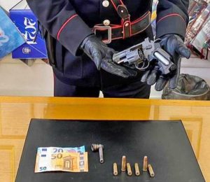 Montalto di Castro – Armato di pistola blocca i passanti e chiede soldi, arrestato 32enne