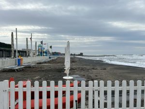 Tarquinia – L’ennesima mareggiata si è mangiata la spiaggia del Lido