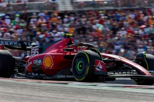 Hamilton e Leclerc squalificati, Sainz sul podio di Austin