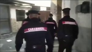 16 misure per associazione mafiosa, estorsioni e droga nel napoletano