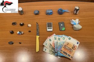 Viterbo, quasi due etti di droga nell’alzavetri dell’auto: in manette corriere liberiano