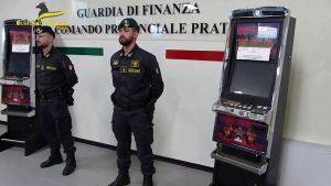 Prato, controllo in un internet point. Sequestrati 65 Pc senza licenza