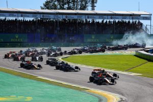 Verstappen vince in Brasile, Norris e Alonso sul podio