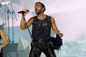 Sanremo, Mengoni super ospite e co-conduttore con Amadeus