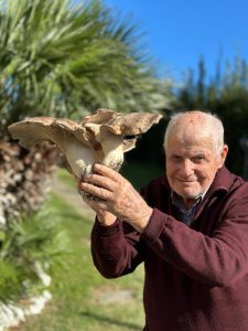 Adelmo Mariani di Tarquinia a 93 anni trova un fungo di quasi due chili