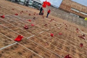Fiumicino, tornano le scarpette rosse contro la violenza sulle donne