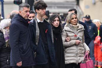 Funerali Giulia Cecchettin, il papà Gino: «Salutaci la mamma». La sorella  Elena: «Ti