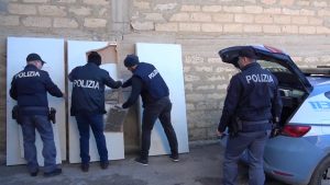 Caltanissetta, nascondevano droga nei telai delle porte. Tre arresti