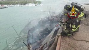 In fiamme due barche a vela ormeggiate in porto a Roccella Jonica