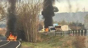 Commando assalta furgone portavalori in Sardegna, spari e auto in fiamme: morto un bandito e due guardie giurate gravi