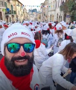 Il corteo dei Nasi Rossi, storica maschera, riempie le vie di Ronciglione