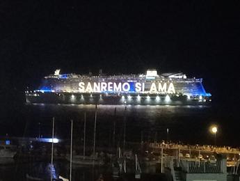 Sanremo 2024, fuochi d'artificio e il festival prende il largo