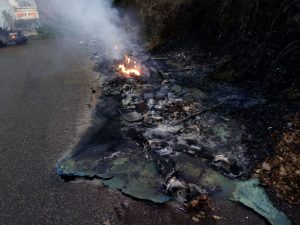 Incendiati i cassonetti in Strada Signorino, scatta la caccia al responsabile a Viterbo