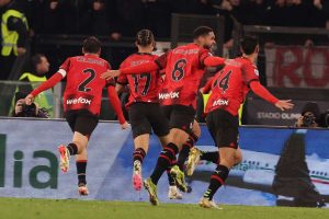 Caos, veleni, proteste. La notte dell’Olimpico: Milan corsaro, furia Lazio