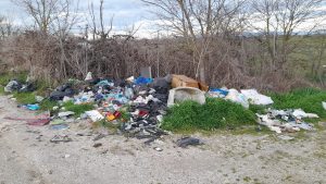 Viterbo, rifiuti al Bagnaccio e accanto alla Via Francigena: “Una vergogna”